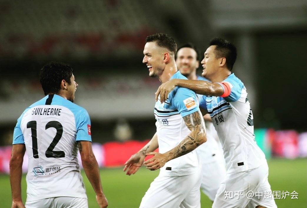 包含离谱！法兰克福今夜单刀错失费耶诺德围绕中超迎来里程碑，广州队更衣室发声备战西甲的词条